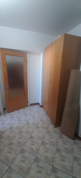 Decebal, Pasaj Muncii, decomandata, bloc mixt, 300 euro.